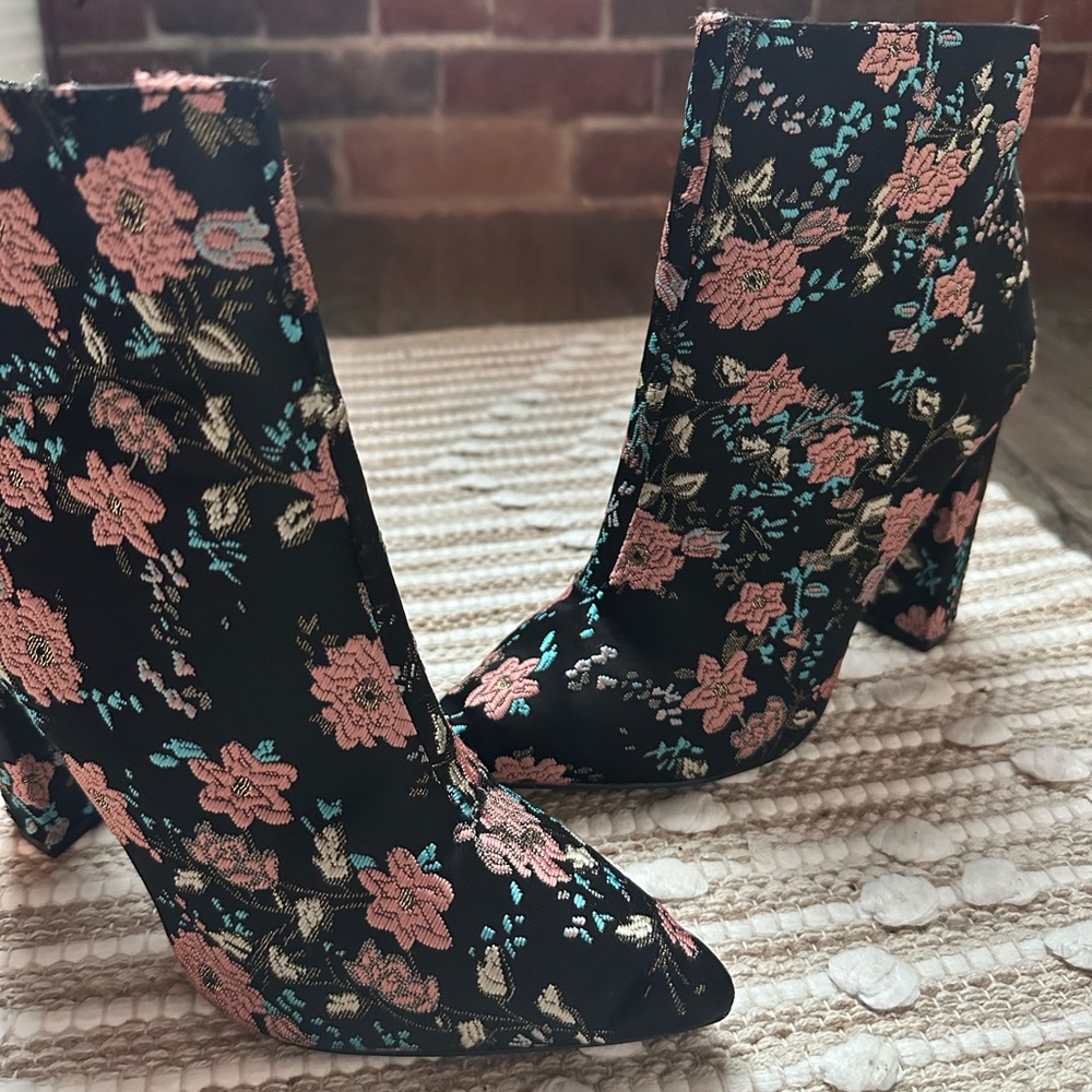 Cute Booties • Embroidered Floral Heels Size 8 • Floral Booties Size 8 •